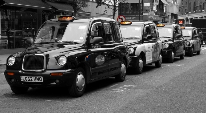 Tаксиметровите шофьори в Лондон проучват възможността да заведат групов иск
