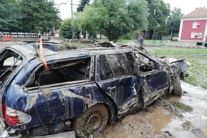 Вчера спасителни екипи извадиха падналия в река Скът лек автомобил