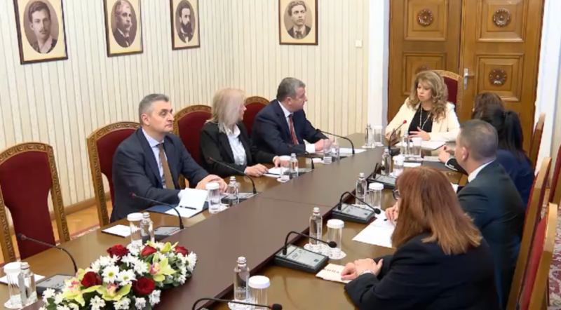 На Дондуков 2 пристигнаха представители на парламентарната група на БСП