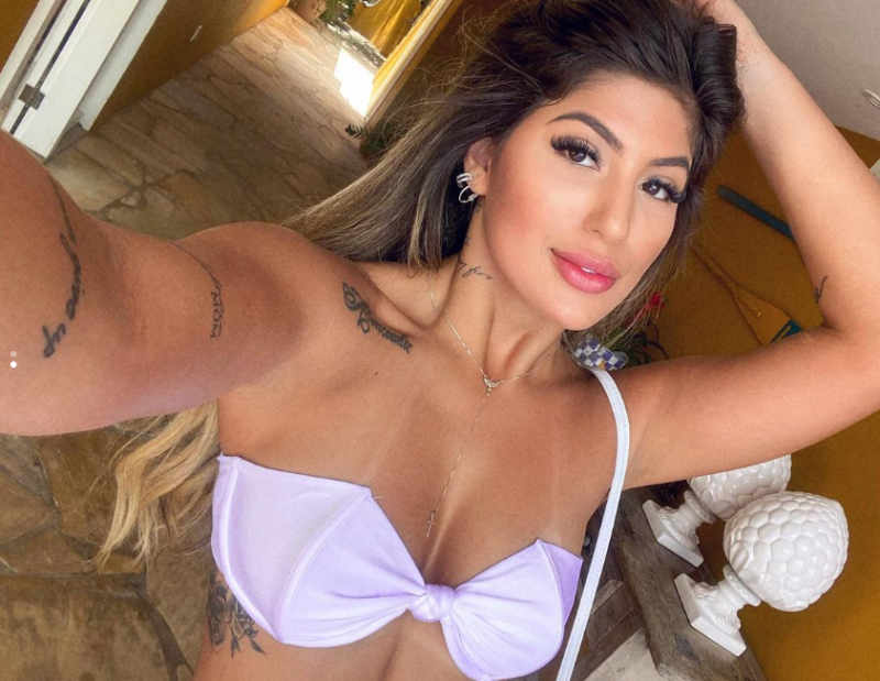 Ослепителната съпруга на бразилския национал Габриел Магаляеш плени феновете пристигнали