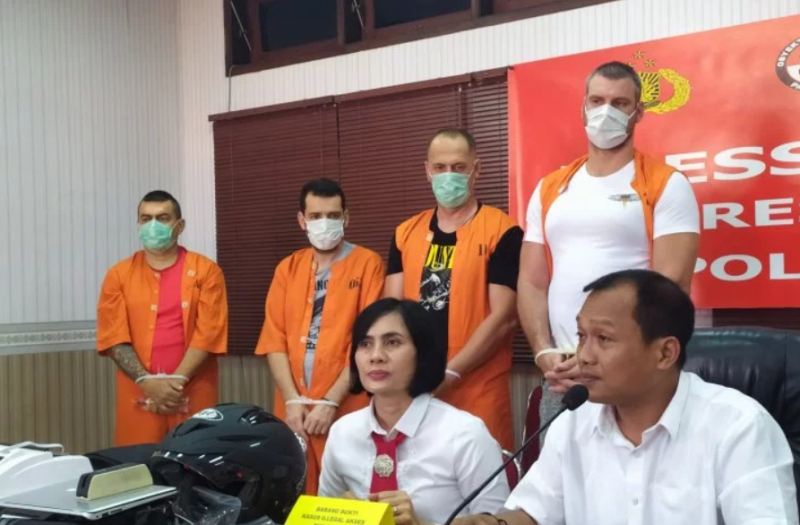 Полицията в Бали е арестувала четирима български граждани за източване