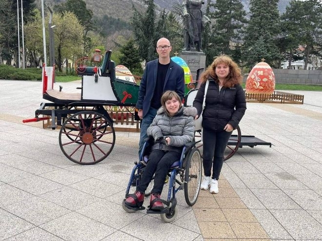 Специално изработена каляска за хора с увреждания дариха на Враца