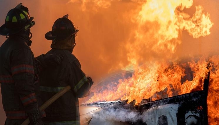 Пожар в частен имот вдигна накрак огнеборци от Мездра съобщиха
