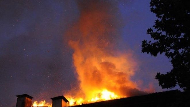 Заради неизгасена цигара: Пожар вилня в берковски имот, щетите са сериозни