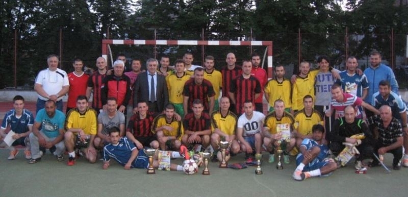Община Мездра обявява XX и общински футболен турнир на малки врати