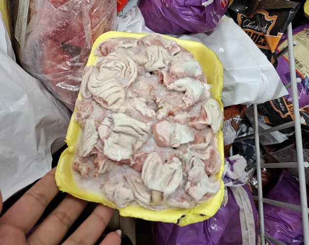 Гнусотия в тарелка! Вижте как „Т-маркет“ във Враца продава карантии /снимки/