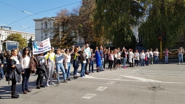 Медицински сестри подкрепени от лекари специализанти отново излязоха днес на