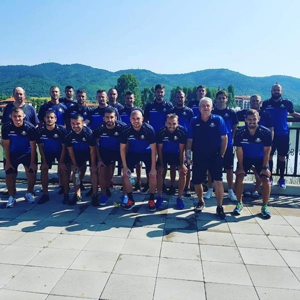 Двама от най опитните футболисти на Монтана централният защитник Иван