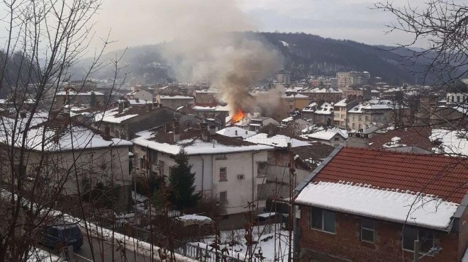 Пожар избухна в старинния Шести участък в центъра на Габрово