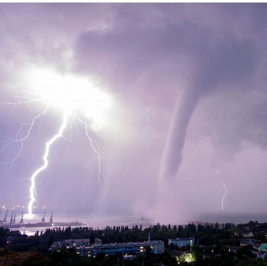 Две мощни торнада са вилнели в Черно море над Феодосия Кримския полуостров Според