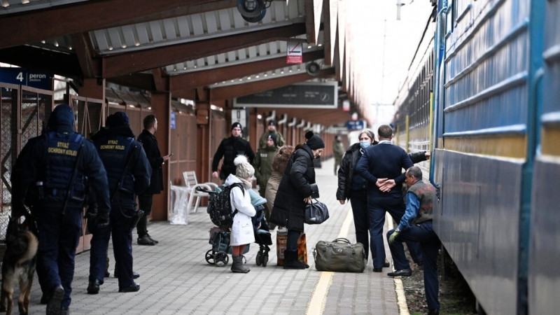 Около половин милион бежанци са пристигнали на полска територия от