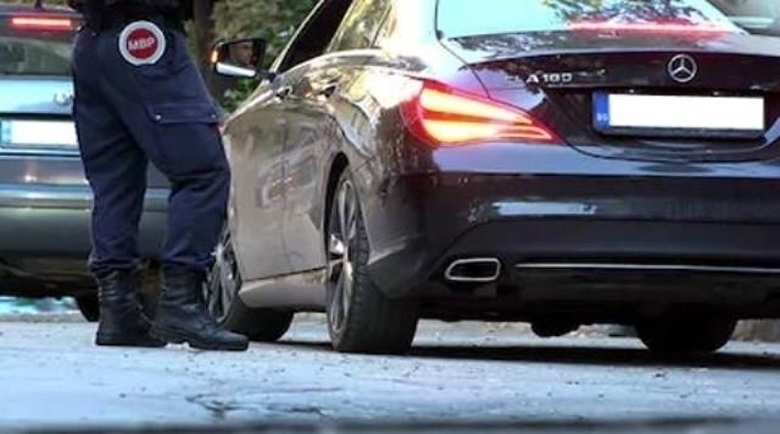 Полицаи са намерили гриндер с трева в Мерцедес в берковското