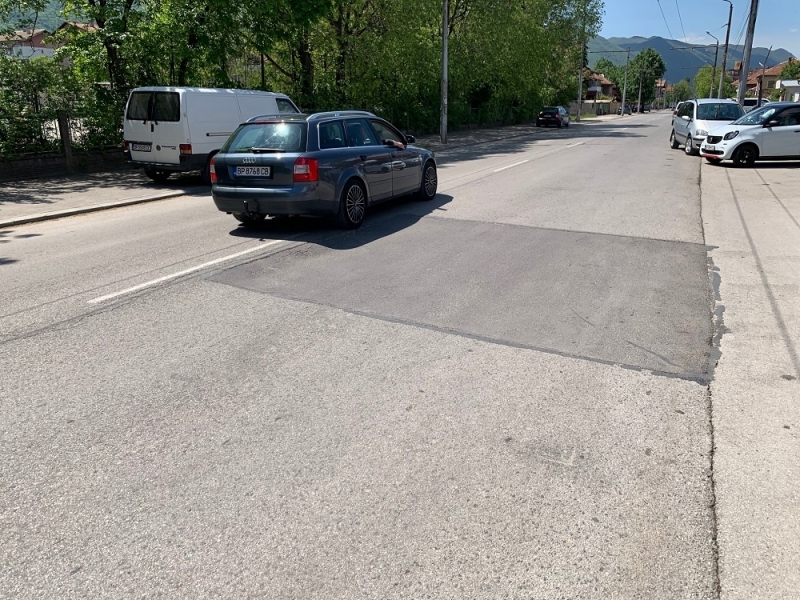 Кръпките на Топлофикация на ул Околчица във Враца са пропаднали