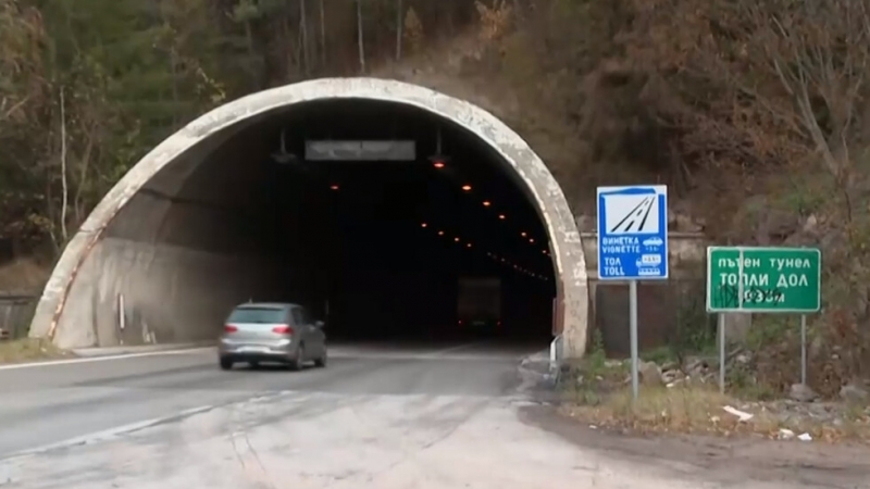 Движението в тунел Топли дол на автомагистрала Хемус временно се