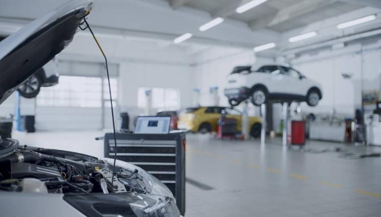 При спецакция! Ченгета намериха разфасовани крадени джипове и издирван от Интерпол бус в сервиз във Враца