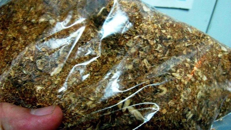 Двама са заловени с контрабандни цигари и тютюн на пазара