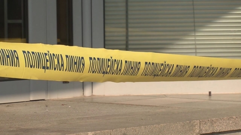 Полицейски служител е открит прострелян в личния си автомобил в