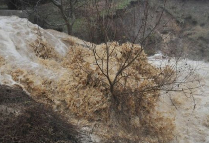 Язовир Чешме дере е прелял и е наводнил няколко къщи