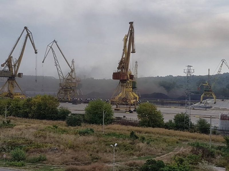 Ужасяващо! Гъст черен дим задуши ломчани /снимки/