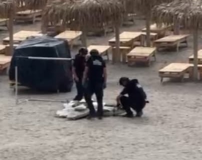 Откриха фрагмент от дрон между шезлонгите на плаж в Румъния /снимка/