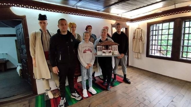 Берковско семейство дари макет на Етнографския музей в града съобщиха