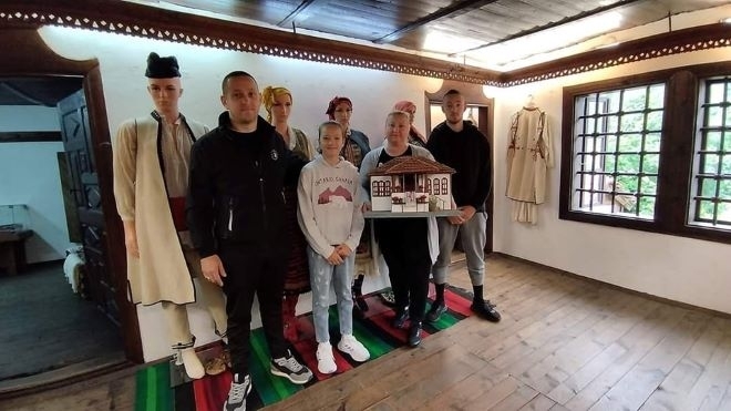 Берковско семейство дари макет на Етнографския музей в града /снимки/