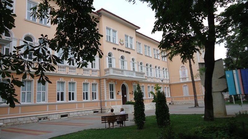 Ръководството на Средно училище „Христо Боев“ – Враца сърдечно поздравява