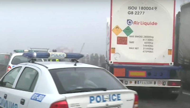 Тежка верижна катастрофа с участието на 10 автомобила стана на