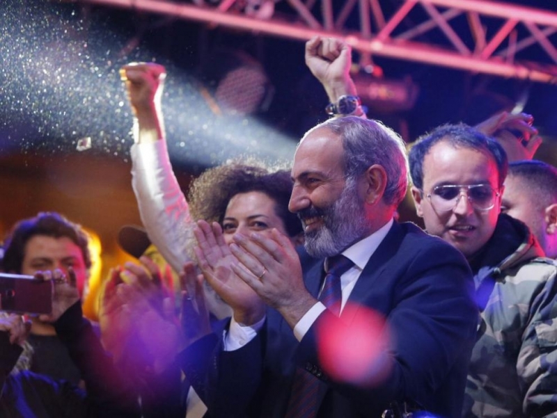 След три седмици на антиправителствени протести парламентът на Армения избра