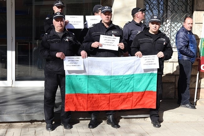 Надзиратели от поправителния дом в Бойчиновци се вдигнаха днес на