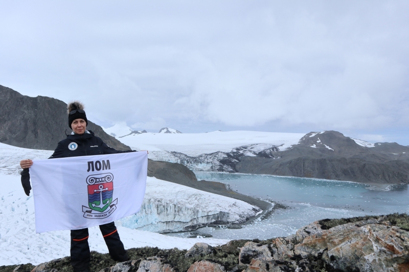 Учен от Лом развя знаме с герба на родния си