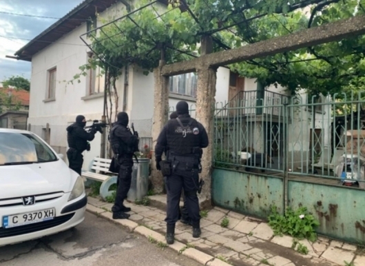 При спецакция: Униформени обискираха къщата на лихвар в Сумер, иззеха много нелегални цигари и алкохол
