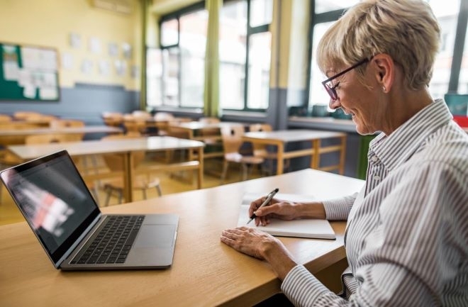 4892 са работещите учители директори и заместник директори в системата на предучилищното