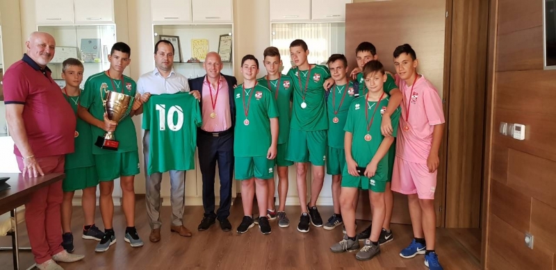 Днес кметът на Враца Калин Каменов посрещна футболния отбор на