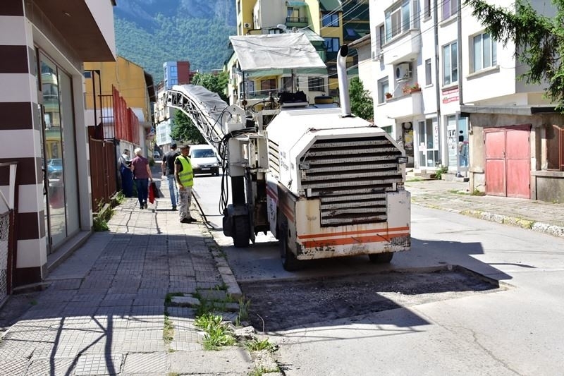 Движението по три улици във Враца е ограничено съобщиха от