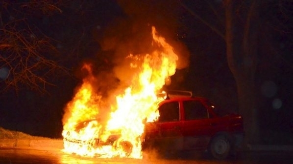 Кола е горяла в Мездра съобщиха от областната дирекция на