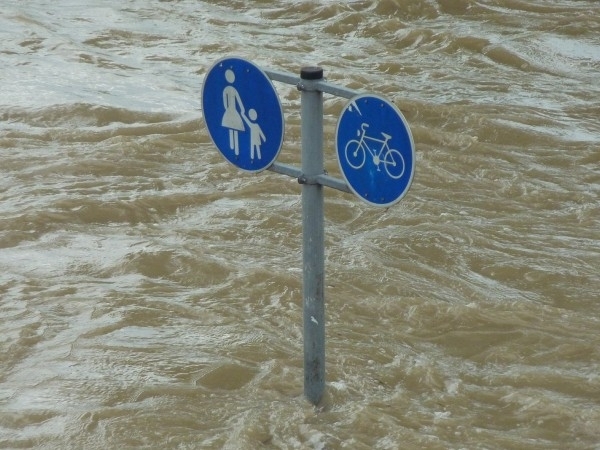 Стотици хора обявени за издирване след срутване на язовирна стена