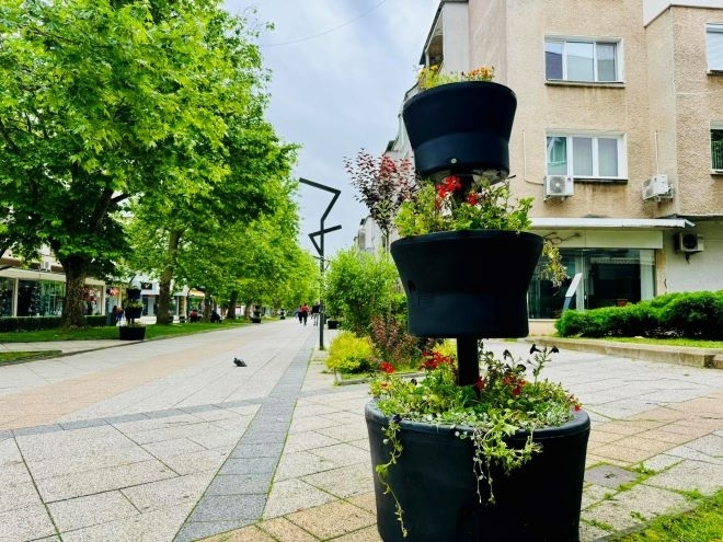 Продължава разкрасяването на пешеходната зона във Враца съобщиха от местната