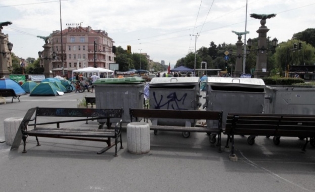 Остават блокадите на три възлови кръстовища в София