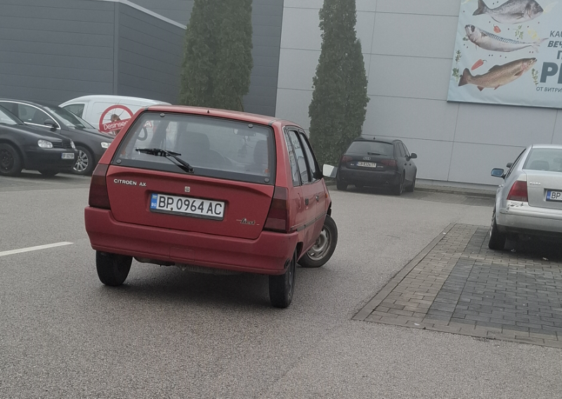 Шофьор паркира по неграмотен начин на паркинг на голям магазин