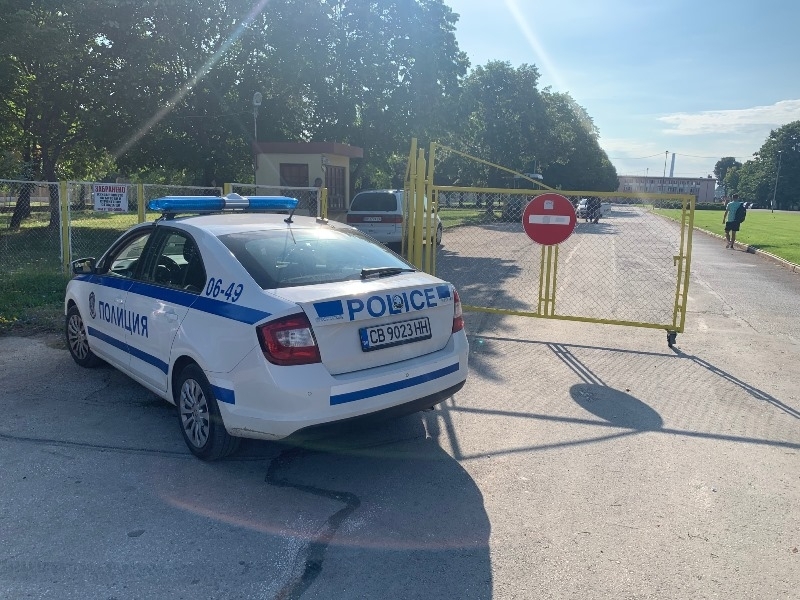 Млад мъж се заби в строителна техника пред стадиона във