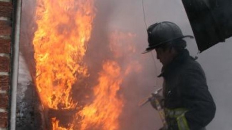Пожар пламна и унищожи покрива на сграда във Врачанаско научи