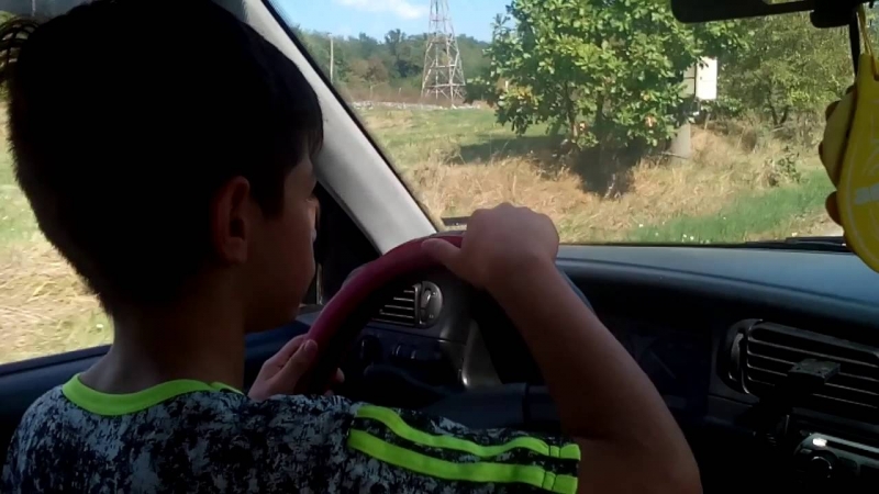 Спипаха баща да учи сина си да шофира на път