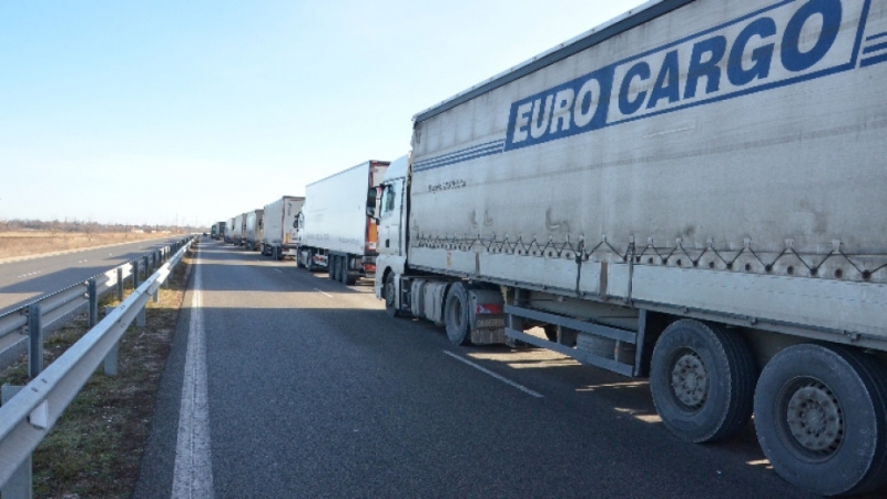 Земеделски производители от Румъния затвориха Дунав мост 2 Движението през