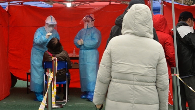 Китайски власти тестват милиони свои граждани налагат карантини и затварят