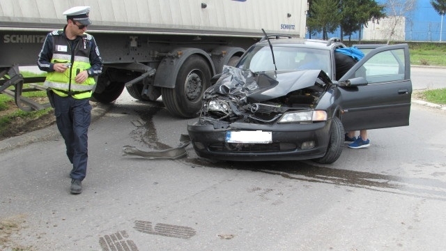Жена е пострадала при катастрофа между ТИР и кола във