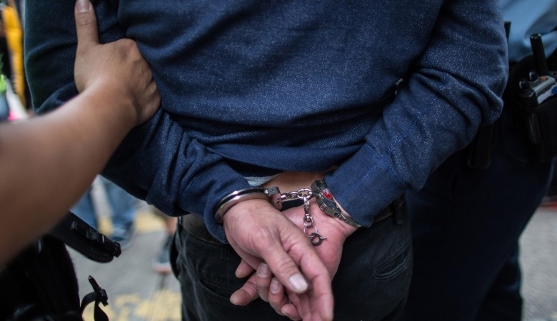 Служители на реда са задържали двама криминално проявени в Лом