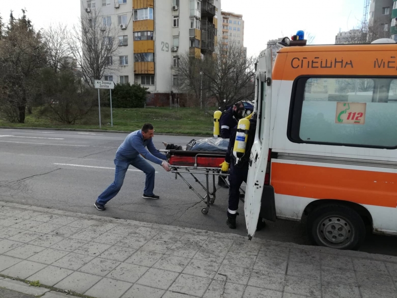 Спасители помагаха за свалянето на починал човек до линейка в Монтана