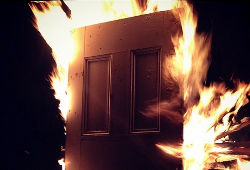 Запалиха входната врата на къща в Монтана съобщиха от местната