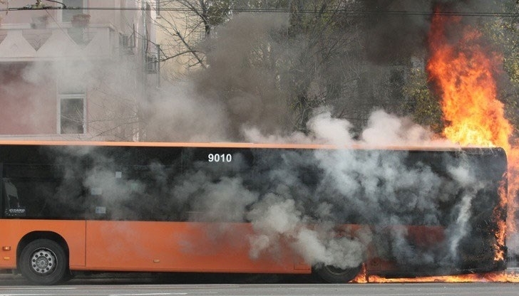 Автобус от градския транспорт във Велико Търново се е запалил
